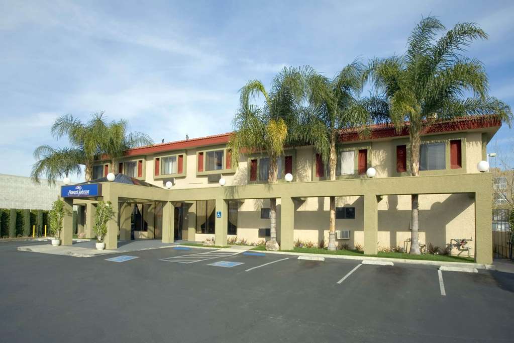 Howard Johnson By Wyndham Reseda Hotel & Suites Los Angeles Zewnętrze zdjęcie